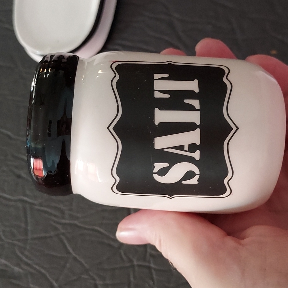 Salt&Pepper Shakers w/Base Set Blk/Wht Pre-Owned. - Picture 2 of 7